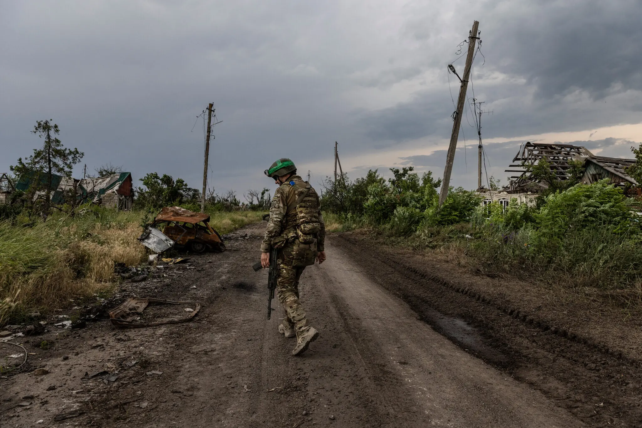 У Нескучному український військовий проїжджав повз потрощені будинки та автомобілі